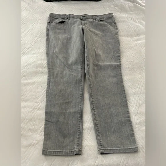 Universal Thread - Picture 3 of 3